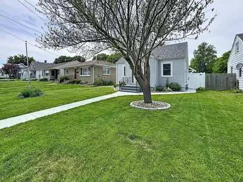 Exterior - 1841 32nd St, Moline, IL 61265 photo 3 of 5