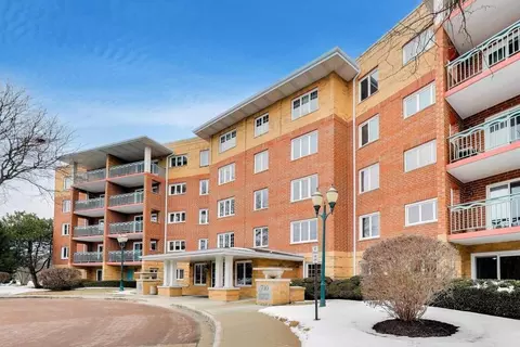 710 Creekside Dr #310, Mount Prospect, IL 60056