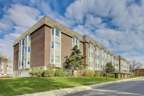 400 Ascot Dr #1M, Park Ridge, IL 60068