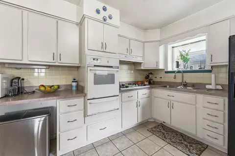 Kitchen - 2001 Plainfield Dr, Des Plaines, IL 60018 photo 2 of 3