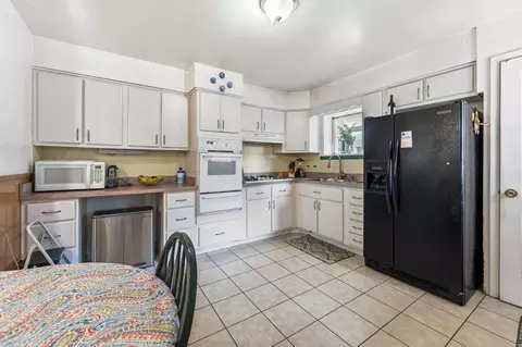 Kitchen - 2001 Plainfield Dr, Des Plaines, IL 60018 photo 1 of 3