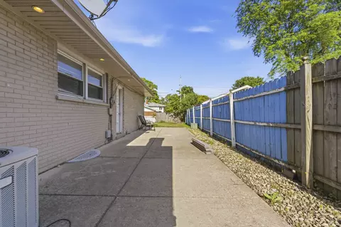 Exterior - 2001 Plainfield Dr, Des Plaines, IL 60018 photo 6 of 7