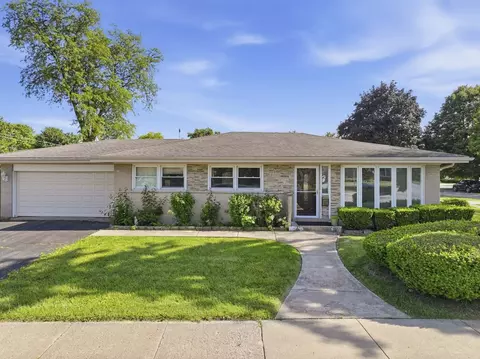 Exterior - 2001 Plainfield Dr, Des Plaines, IL 60018 photo 2 of 7