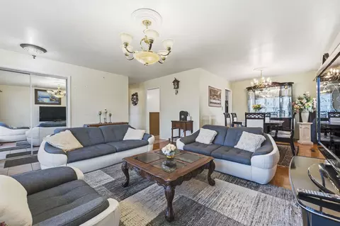 Living - 2001 Plainfield Dr, Des Plaines, IL 60018 photo 4 of 5