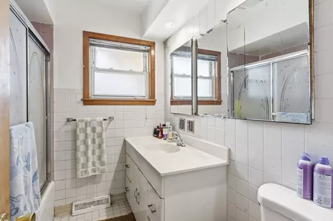 Bath - 2001 Plainfield Dr, Des Plaines, IL 60018 photo 2 of 2