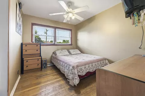 Bedroom - 2001 Plainfield Dr, Des Plaines, IL 60018 photo 2 of 3