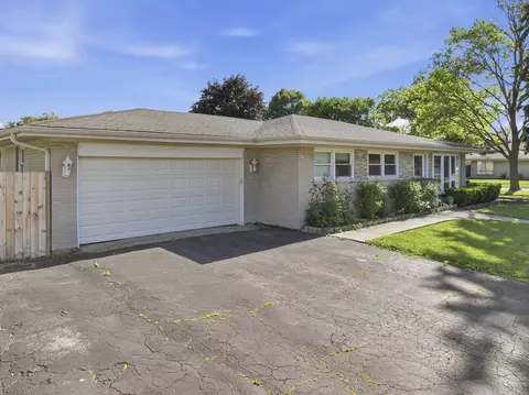 Exterior - 2001 Plainfield Dr, Des Plaines, IL 60018 photo 3 of 7