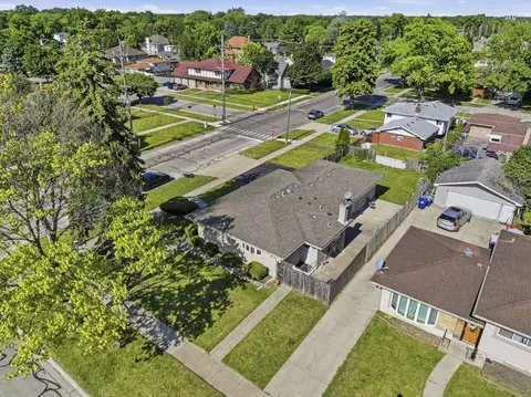 View/Area - 2001 Plainfield Dr, Des Plaines, IL 60018 photo 4 of 5