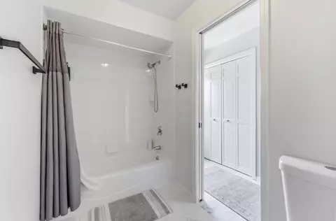 Bath - 845 Crabtree Ln, Cary, IL 60013 photo 3 of 5