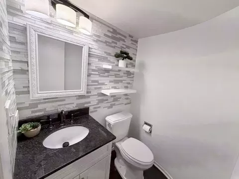 Bath - 1376 Burns Dr, Elgin, IL 60120 photo 2 of 3