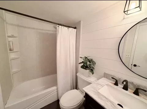 Bath - 1376 Burns Dr, Elgin, IL 60120 photo 1 of 3