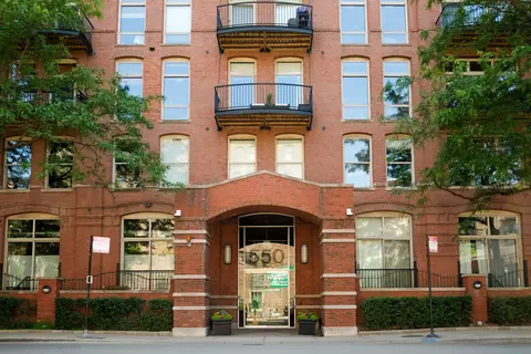 550 N Kingsbury St #111, Chicago, IL 60654
