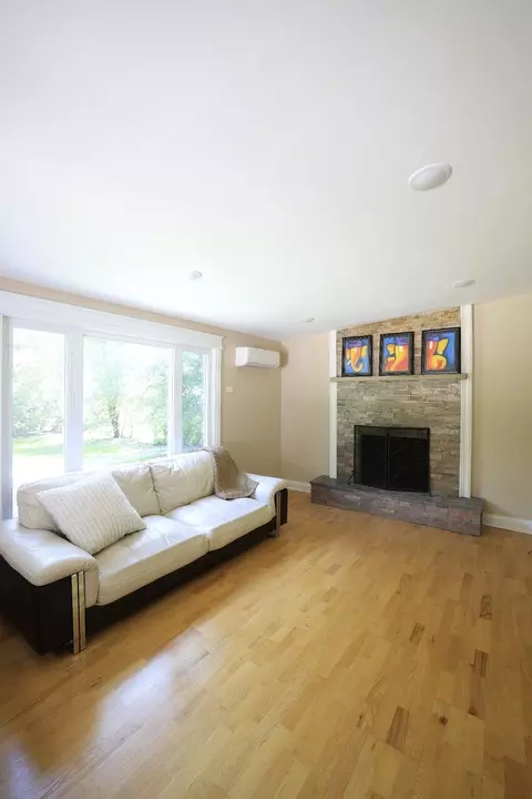Living - 121 Pine St, Deerfield, IL 60015 photo 4 of 6