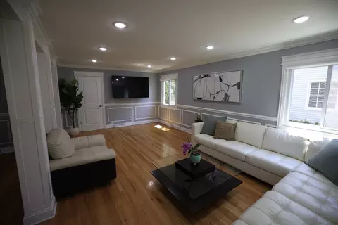 Living - 121 Pine St, Deerfield, IL 60015 photo 3 of 6