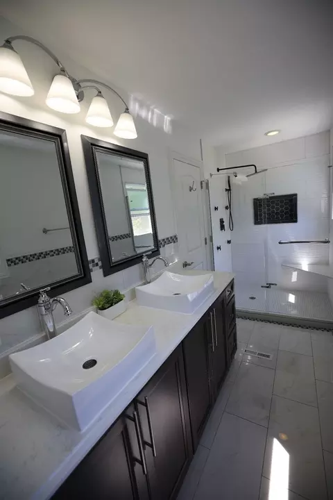 Bath - 121 Pine St, Deerfield, IL 60015 photo 4 of 4