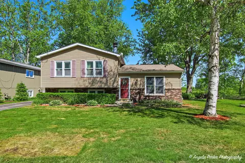 12 Sunshine Ave, Third Lake, IL 60030