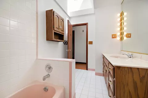 Bath - 309 E Circle Dr, New Lenox, IL 60451 photo 2 of 3