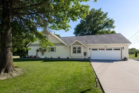 320 Valley Ridge Rd, Blue Grass, IA 52726