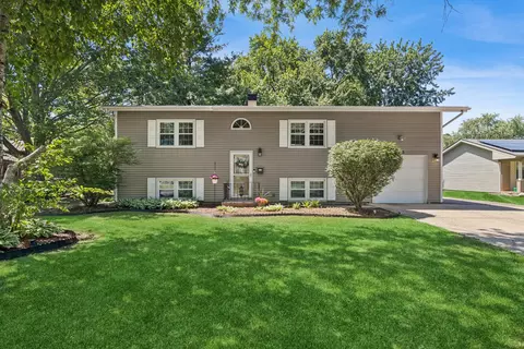725 Wiltshire Ct, Crystal Lake, IL 60014