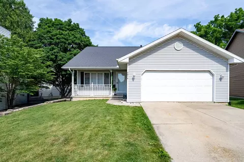 2014 Woodhavens Dr, Bloomington, IL 61701