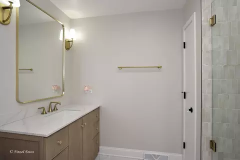 Bath - 2901 Gregg Dr, Mchenry, IL 60050 photo 1 of 3