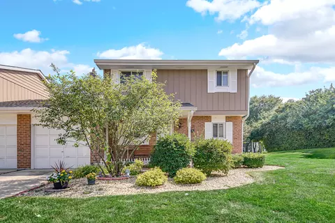1010 Heathrow Ct, Wheaton, IL 60189