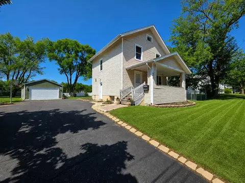 470 Fremont St, Elgin, IL 60120