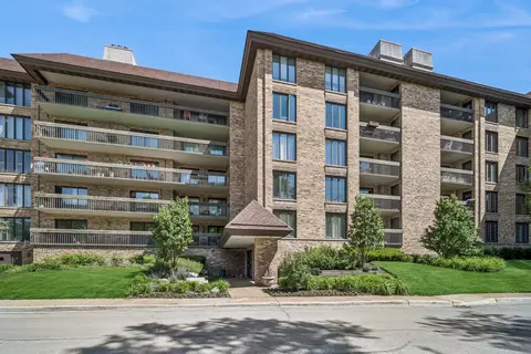 1621 Mission Hills Rd #404, Northbrook, IL 60062