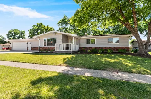 211 Indian Oaks Dr, Minooka, IL 60447