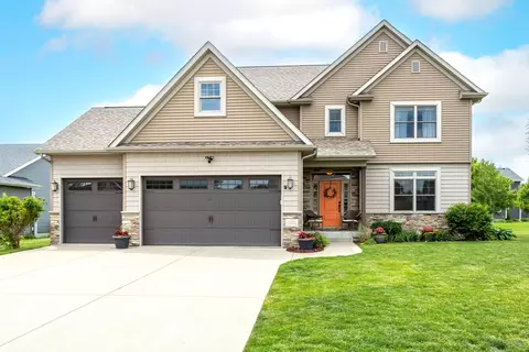 5882 Vanderginst Ct, Bettendorf, IA 52722