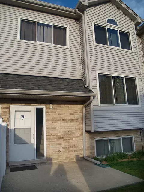 381 Park Ridge Ln #B, Aurora, IL 60504