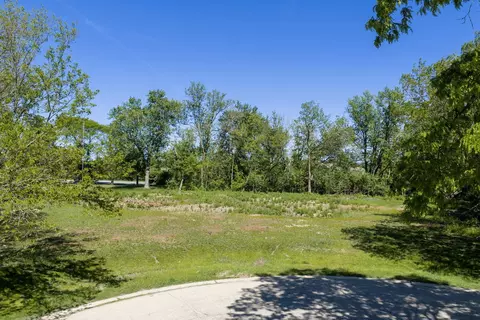 1 High Point Cir, Hawthorn Woods, IL 60047