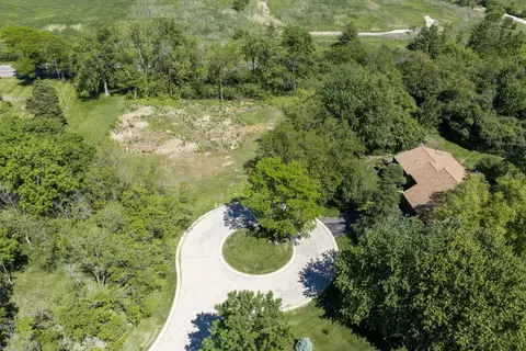 1 High Point Cir, Hawthorn Woods, IL 60047