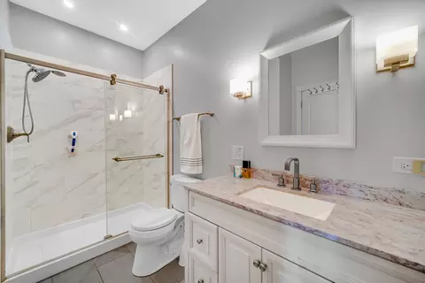 Bath - 720 Viewpointe Dr, Saint Charles, IL 60174 photo 2 of 4