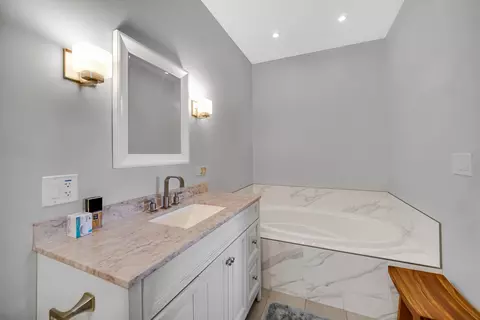 Bath - 720 Viewpointe Dr, Saint Charles, IL 60174 photo 3 of 4