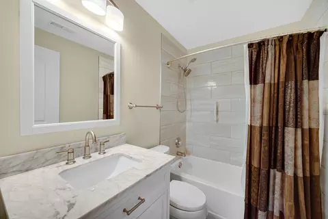 Bath - 720 Viewpointe Dr, Saint Charles, IL 60174 photo 4 of 4