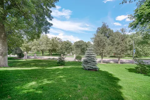Exterior - 720 Viewpointe Dr, Saint Charles, IL 60174 photo 7 of 8