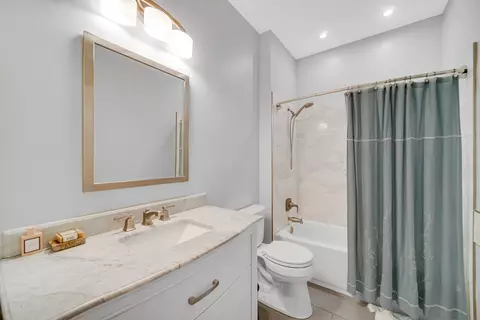 Bath - 720 Viewpointe Dr, Saint Charles, IL 60174 photo 1 of 4