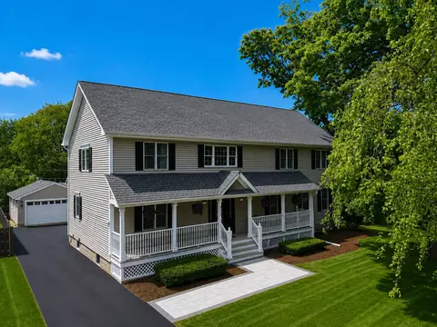 323 N Pleasant Rd, Lake Zurich, IL 60047