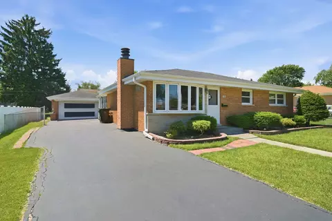 498 Gilbert Dr, Wood Dale, IL 60191