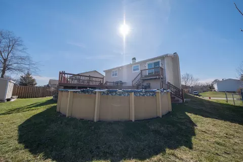 Exterior - 829 Prairie Ave, Bartlett, IL 60103 photo 2 of 7
