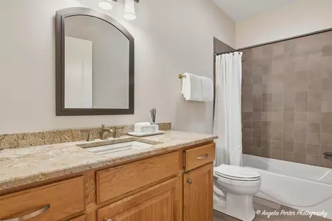 Bath - 6712 Burning Tree Cir, Mchenry, IL 60050 photo 3 of 4