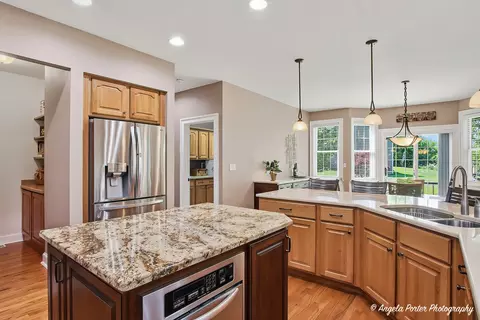 Kitchen - 6712 Burning Tree Cir, Mchenry, IL 60050 photo 4 of 8