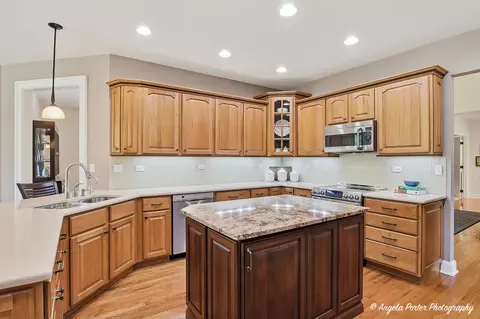 Kitchen - 6712 Burning Tree Cir, Mchenry, IL 60050 photo 2 of 8