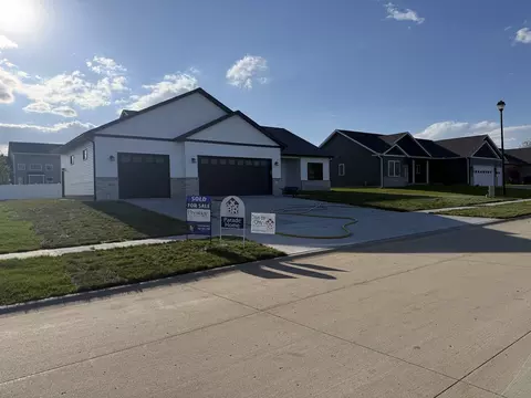 414 S Diamond Dr, Long Grove, IA 52756