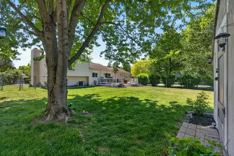 Exterior - 1000 Timberwood Ln, Algonquin, IL 60102 photo 5 of 10