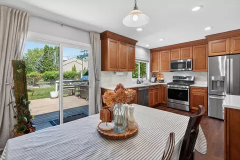 Kitchen - 1000 Timberwood Ln, Algonquin, IL 60102 photo 5 of 6