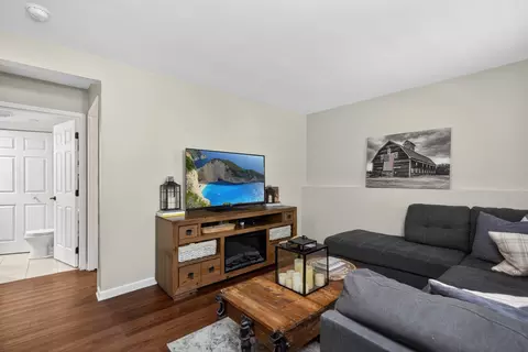 Living - 1000 Timberwood Ln, Algonquin, IL 60102 photo 3 of 3