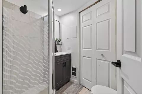 Bath - 1000 Timberwood Ln, Algonquin, IL 60102 photo 2 of 2