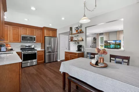 Kitchen - 1000 Timberwood Ln, Algonquin, IL 60102 photo 4 of 6